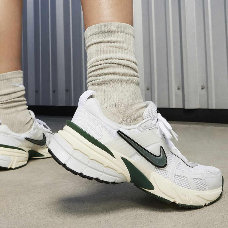 SEPATU SNEAKERS NIKE Wmns V2K Run